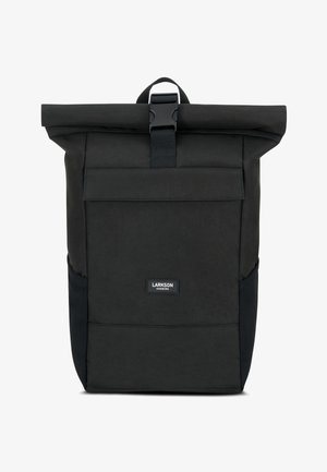 Zwarte rugzak met oprolbare bovenkant gemaakt van duurzaam materiaal, voorzien van een voorvak en een verstelbare band met gesp sluiting.