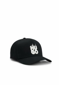 Schwarze Baseballmütze mit einem gebogenen Schild, die auf der Vorderseite ein erhabenes, weiß gesticktes "HUGO"-Logo und ein strukturiertes Stoffdesign aufweist.