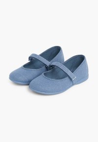 Niebieskie buty typu Mary Jane z tkaniny o teksturowanym wykończeniu, okrągłym nosku i regulowanym pasku na śródstopiu. Płaska gumowa podeszwa.