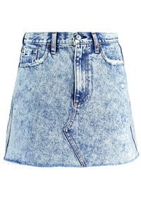 Minigonna di jeans in azzurro chiaro. Caratterizzata da una vita alta con chiusura a bottoni, tasche laterali e orlo sfrangiato. Leggero scolorimento e dettagli consumati.