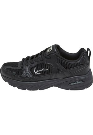 Sort atletiksko med mesh- og læderpaneler, snørebånd, træktab og "Karl Kani" logoer på siden og sålen.