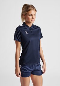 Set di polo e shorts atletici navy, realizzato in tessuto morbido e traspirante. Presenta un colletto, tre bottoni e accenti bianchi a contrasto.