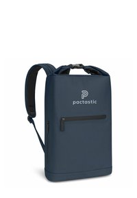 Mochila de color azul marino con forma rectangular, hecha de material suave, que cuenta con un bolsillo frontal con cremallera y correas de hombro acolchadas.