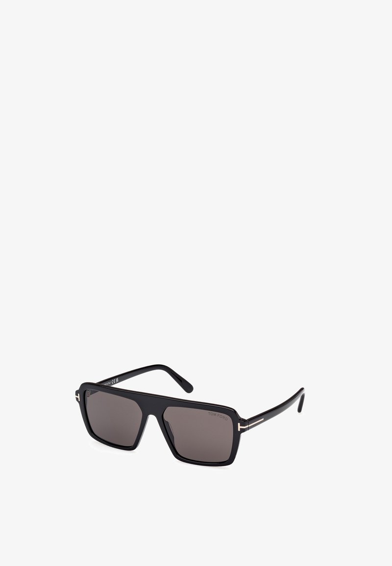 Ochelari de soare pătrați negri cu lentile întunecate, cadru din plastic elegant și accente metalice pe brațe. Logo-ul distinct al mărcii este vizibil.