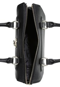 Czarna skórzana torba na ramię z otwartym górnym suwakiem, pokazująca pusty środek, podwójne uchwyty przyczepione do srebrnych pierścieni na białym tle.