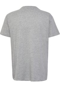 Camiseta gris de manga corta fabricada en una tela suave. Presenta un cuello redondo y un corte relajado, con una textura lisa y sin patrones.