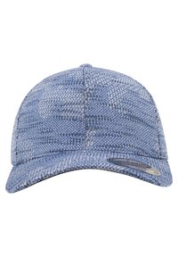 Blauwe denim pet met textielstructuur, gebogen klep en een metalen logolabel aan de linkerkant. Heeft een gesloten achterkant ontwerp.