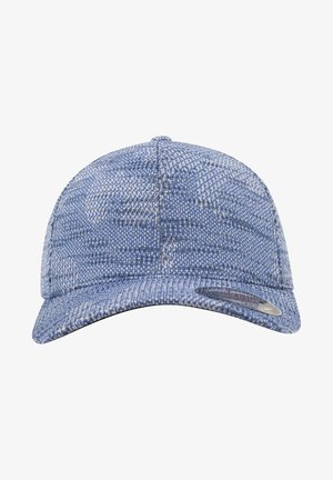 Kék farmer sapka texturált anyagból, ívelt napellenzővel és fémből készült logóval a bal oldalon. Zárt hátsó dizájnnal rendelkezik.