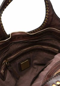 Borsa a mano in pelle marrone scuro con borchie in ottone, multiple tasche con cerniera e fodera interna in tessuto.