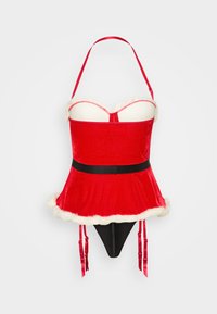 Rød fløjlelen lingeri med hvid faux pels kant, polstrede skåle og justerbare røde stropper. Har en sort talje og strømpeholdere.