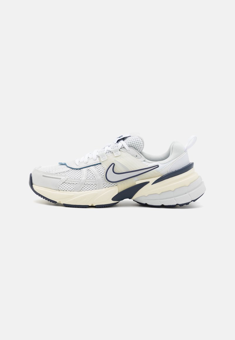 Nike Sportswear V2K RUN - Sneakers basse - white/platinum tint/photon dust/summit white/coconut milk/midnight navy