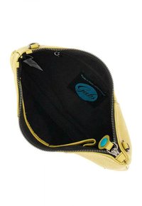 Borsa a tracolla sintetica gialla con interno nero, chiusura a zip e un'etichetta interna. Presenta foderatura nera e un bottone decorativo turchese.