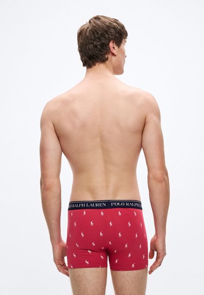 Boxeri roșii cu talie bleumarin, marcați, având un model cu mici logo-uri albe cu jucători de polo. Confecționați dintr-un material moale și elastic.