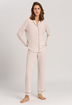 Helles rosa Schlafanzugset aus weichem Material. Das Oberteil hat ein Knopfdesign mit Kragen und schwarzer Borte. Die Hose hat einen geraden Schnitt.