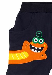 Marineblå shorts med en ribbet talje har et orange monsterdesign med grønne detaljer og et legesyg udtryk, inklusive hvide tænder.