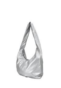 Bolso hobo plateado hecho de un material suave y brillante. Presenta una sola correa curva y un cierre de cremallera en un lado.