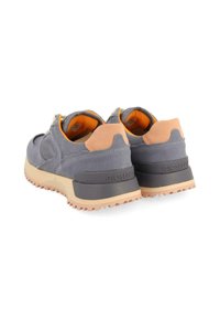 Zapatillas deportivas azul grisáceo con acentos en marrón, que cuentan con una parte superior texturizada, un collar acolchado y una suela resistente para un mejor agarre.