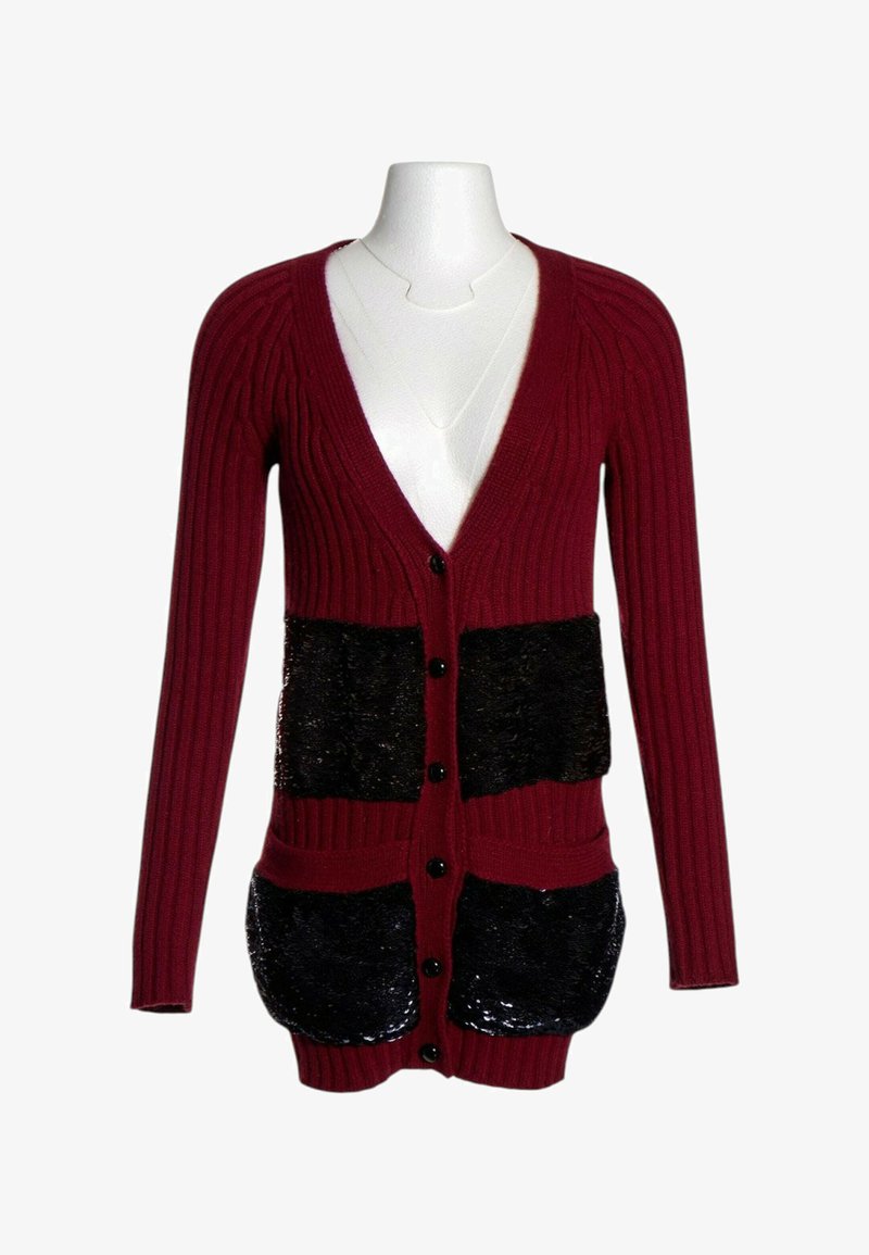 Cardigan bordeaux à manches longues en maille côtelée avec poches avant texturées noires et boutons noirs au centre sur un mannequin blanc.