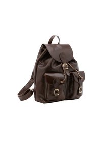 Zaino in pelle marrone con chiusura a patta, due tasche frontali e decorazioni a fibbia. Texture liscia e spallacci regolabili.