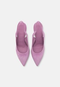 Tacchi slingback in suede rosa con punte appuntite e lati aperti, caratterizzati da un materiale testurizzato e un design minimalista.