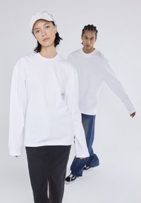 YOURTURN - UNISEX - Tops ar garām piedurknēm - white Miniatūras attēls 1