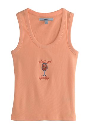 Perzikkleurige geribbelde tanktop met borduurwerk van een glas spritz en tekst "Let's get Spritzy" gecentreerd aan de voorkant.