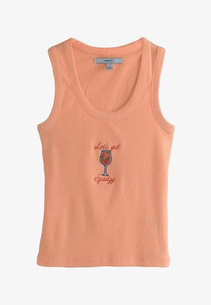 Persiko spalvos ribonuotas marškinėlių viršus su siuvinėjimu - spritz stiklas ir užrašas "Let's get Spritzy" centrinėje priekinėje dalyje.