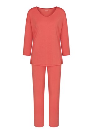 Zestaw odzieży domowej w kolorze koralowym, składający się z luźnej bluzki z rękawami o długości trzy czwarte oraz dopasowanych do ciała spodni. Gładka, miękka struktura materiału.