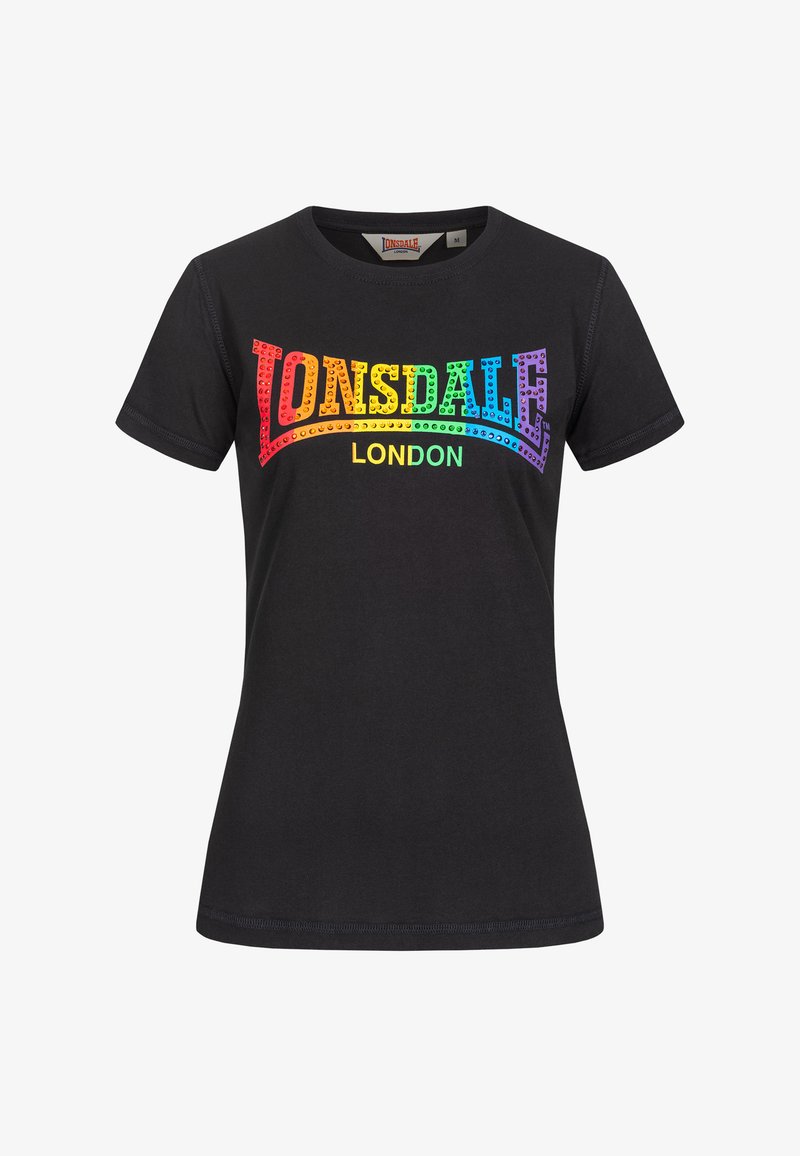 Μαύρο εφαρμοστό κοντομάνικο T-shirt με κείμενο "LONSDALE" και "LONDON" σε χρώματα του ουράνιου τόξου, διακοσμημένο με μικρές τρουκς μπροστά.