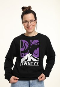 Felpa nera con stampa grafica di una montagna e forme astratte in viola e bianco, con il testo "TWNTY7" in evidenza.