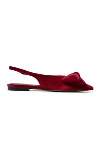 Røde suede slingback flade sko med en sløjfeaccent på tåen, flad sål og en glat tekstur. Minimalistisk design med en spids form.