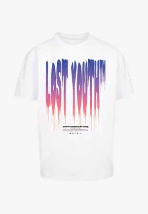 Fehér, rövidujjú póló, amelyen nagy, színátmenetes "ELVESZETT FIATALSÁG" felirat található kék és rózsaszín csepegő dizájnnal, alatta pedig egy fekete felirat.
