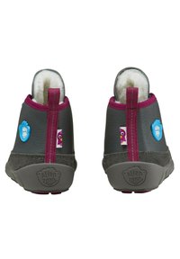 Graue Stiefel mit einem kurzen Schnitt, lila Akzenten, weicher Fütterung und Gummisohle. Mit blauen und pinken Dekorationspatches.