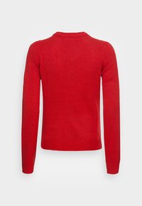 Maglione rosso a maniche lunghe in maglia con spalle a sbuffo, polsini e orlo a costine, mostrato di spalle su uno sfondo neutro.
