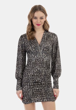 Leopardprintkjole med lange ærmer, dyb v-hals, samlet tekstur og tætsiddende silhuet i nuancer af sort og tan.