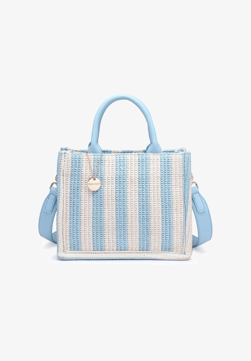 Sac à main tressé avec des rayures verticales bleues et blanches, poignées en cuir bleu clair, bandoulière amovible et charm rond en métal de la marque.