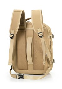 Mochila marrón con correas de hombro de malla, que presenta una forma rectangular estructurada, compartimentos dobles con cremallera y detalles de hebilla ajustables.