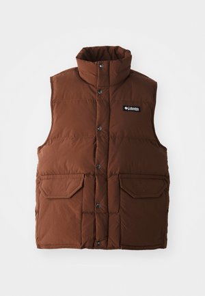 Chaleco de plumas marrón con cuello alto, botones a presión y dos bolsillos frontales. Fabricado en tejido acolchado para aislamiento. Logo de la marca en el pecho.