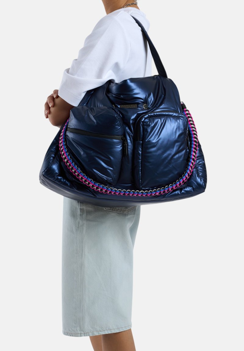 Navy blauwe puffy handtas met ritszakken, een getextureerd oppervlak en een meerkleurige kettingstrap. Ruimtelijk ontwerp voor veelzijdig gebruik.