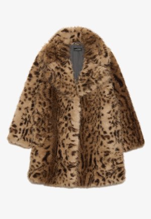 Cappotto in pelliccia sintetica marrone con stampa leopardata, caratterizzato da un ampio colletto, apertura frontale e silhouette morbida. Texture soffice e maniche corte.