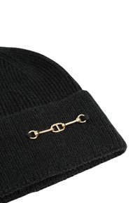 Berretto in maglia nera con una texture a coste e un accento decorativo in hardware tono oro con un design a chiusura nella parte anteriore.