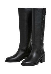 Botas de cuero negro hasta la rodilla con un diseño elegante, punteras afiladas, tacones gruesos y acentos con tachuelas a lo largo del costado.