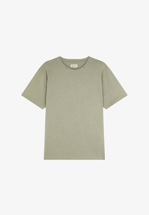 Tricou simplu cu mânecă scurtă și gât rotund, dintr-o țesătură de culoare verde măsliniu deschis, cu un eticheta mică vizibilă în interiorul gulerului.