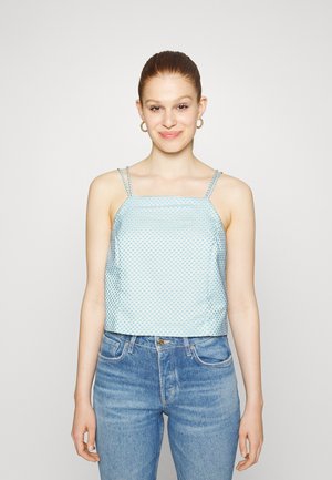 Top cropped padrão azul claro com alças finas e decote quadrado, apresentando um tecido texturizado e um design gráfico subtil.