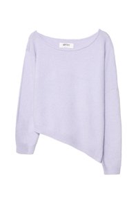 Leicht lavendelfarbenes Strickpullover mit asymmetrischem Saum, weitem Ausschnitt und gerippten Bündchen. Weiche Textur und lockere Passform.