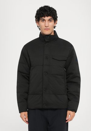 Schwarze Daunenjacke mit Stehkragen, vorderem Knopfverschluss und einer Brusttasche. Gequiltete Textur und verstärkte Nähte.