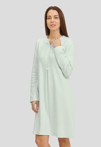 Camisón azul claro con mangas largas, tapeta abotonada y patrón zigzag texturizado. Material suave y corte a la altura de la rodilla.