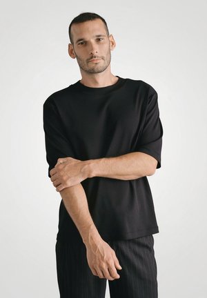 - T-shirt basic