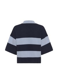 Pulover tricotat cu dungi bleumarin și bleu deschis, cu o croială lejeră, mâneci scurte și guler pliabil. Textură netedă cu un design contemporan.