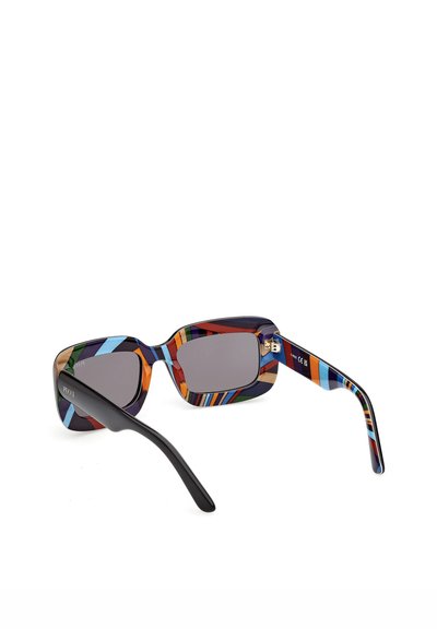 Gafas de sol rectangulares con montura a rayas multicolores y patillas negras sólidas, con lentes de tinte oscuro.